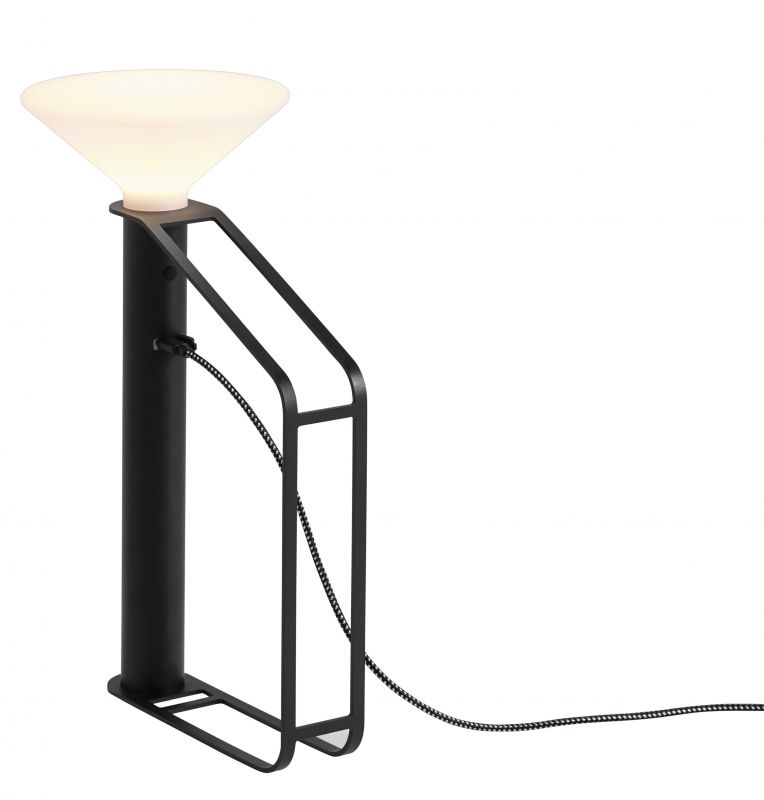 Muuto Piton Tischleuchte, akkubetrieben, schwarz, mit kegelförmigem Lampenschirm und Textilkabel.
